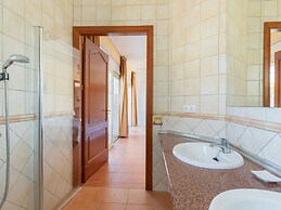 Delux Villa in Vilacolum With Swimming Pool