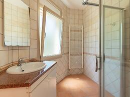 Delux Villa in Vilacolum With Swimming Pool