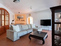 Delux Villa in Vilacolum With Swimming Pool