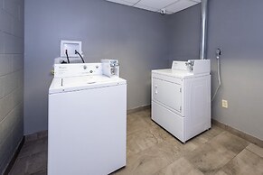 HomeTowne Studios by Red Roof Wilmington - New Castle