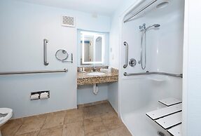 HomeTowne Studios by Red Roof Wilmington - New Castle