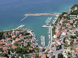 Charming Apartment in Vantacici Amid the Sea