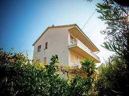 Charming Apartment in Vantacici Amid the Sea