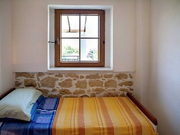 Charming Apartment in Okrug Donji Near Sea