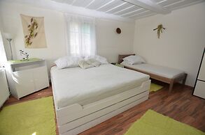 Detached Holiday Home With 5 Bedrooms and Billiards in Northern Bohemi