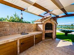 Lovely Holiday Home in Fazana With Swimming Pool