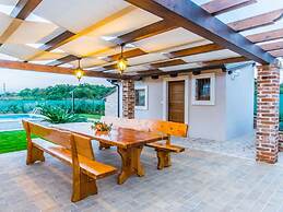 Lovely Holiday Home in Fazana With Swimming Pool