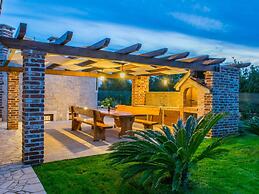 Lovely Holiday Home in Fazana With Swimming Pool