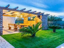 Lovely Holiday Home in Fazana With Swimming Pool