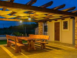 Lovely Holiday Home in Fazana With Swimming Pool