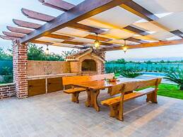 Lovely Holiday Home in Fazana With Swimming Pool