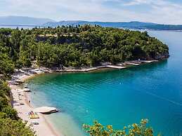 Charming Home With Swimming Pool and Beautiful Covered Terrace