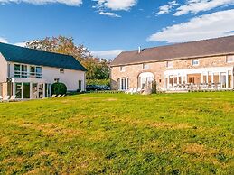 Luxurious Villa With Pool and Sauna, and Very Suitable for Culinary Wo