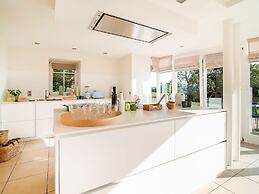 Luxurious Villa With Pool and Sauna, and Very Suitable for Culinary Wo