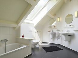 Detached Villa With a Large Garden and Terrace