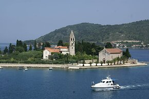 Coastal Apartment in Vis Near sea
