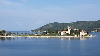 Coastal Apartment in Vis Near sea