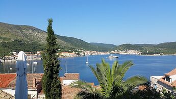 Coastal Apartment in Vis Near sea