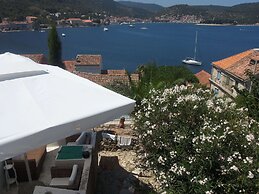 Coastal Apartment in Vis Near sea