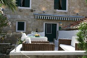 Coastal Apartment in Vis Near sea