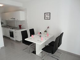 Adorable Apartment With Terrace & Beautiful Sea View Near the Sea Bay