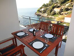 Adorable Apartment With Terrace & Beautiful Sea View Near the Sea Bay