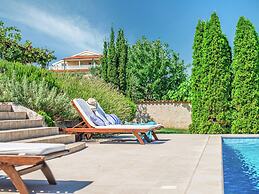 Spacious Detached Villa with Pool near Pula with sea View