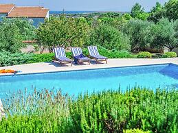Spacious Detached Villa with Pool near Pula with sea View