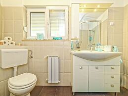 Spacious Detached Villa with Pool near Pula with sea View