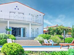 Spacious Detached Villa with Pool near Pula with sea View