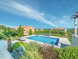 Spacious Detached Villa with Pool near Pula with sea View