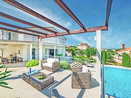 Spacious Detached Villa with Pool near Pula with sea View