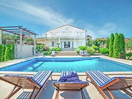 Spacious Detached Villa with Pool near Pula with sea View
