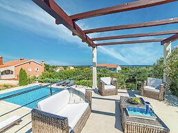 Spacious Detached Villa with Pool near Pula with sea View