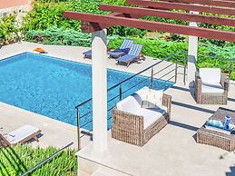 Spacious Detached Villa with Pool near Pula with sea View