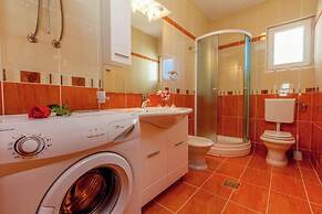 Adorable Apartment With Pool, Hot Tub & Terrace With Sea View