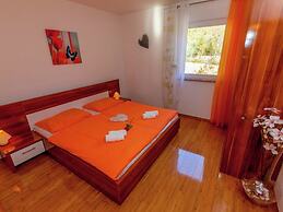 Peaceful Apartment in Dramalj with Hot Tub