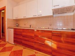 Peaceful Apartment in Dramalj with Hot Tub