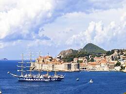 Lovely Mediterranean Home near Beach with Private Open & Covered Terra