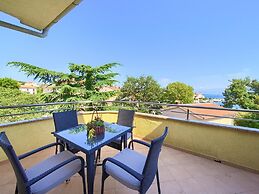 Alluring Apartment in Vantacici Amid the Sea