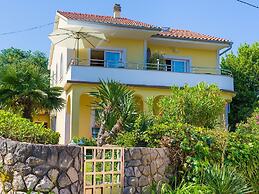 Alluring Apartment in Vantacici Amid the Sea