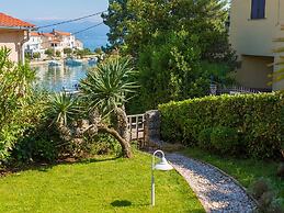 Alluring Apartment in Vantacici Amid the Sea