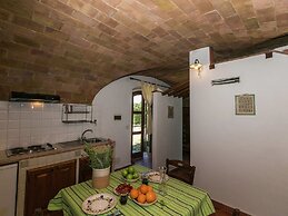 Apartment in a Rustic House in the Tuscan Hills Near the Sea