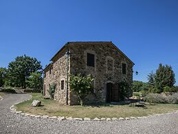 Apartment in a Rustic House in the Tuscan Hills Near the Sea