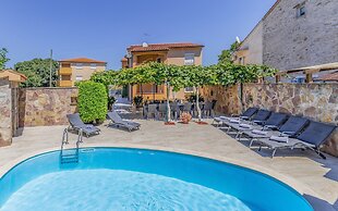 Villa in Peroj With Pool Near Beach
