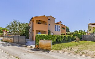 Villa in Peroj With Pool Near Beach
