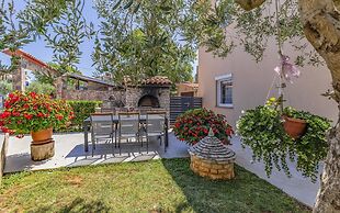 Villa in Peroj With Pool Near Beach