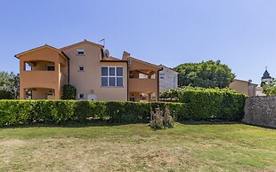 Villa in Peroj With Pool Near Beach