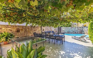 Villa in Peroj With Pool Near Beach