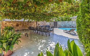 Villa in Peroj With Pool Near Beach